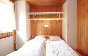 1 Schlafzimmer mit 2 Betten in einem kleinen Zimmer in der Unterkunft Holiday Home Hvide Sande 1146 in Bjerregård