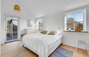 HadsundにあるCozy Home In Hadsund With Saunaのベッドと窓のある白い寝室 +19枚の写真