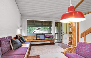 Ruang duduk di Cozy Apartment In Allinge With Kitchen