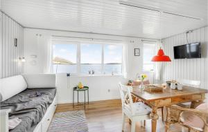 un soggiorno con tavolo e divano di Amazing Home In Otterup With House Sea View a Otterup