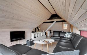 Posezení v ubytování Amazing Home In Oksbl With Sauna