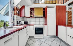 eine Küche mit weißen Schränken und einer Spüle in der Unterkunft 6 Bedroom Stunning Home In Rømø in Toftum