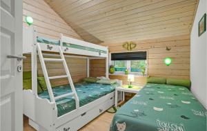 1 dormitorio con literas en una cabaña de madera en Pet Friendly Home In rsted With Kitchen, en Ørsted