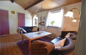 sala de estar con sofá y mesa en Beautiful Home In Thisted With Wifi en Sønder Vorupør