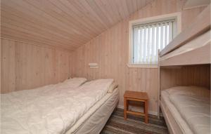 ファーンにあるBeautiful Home In Fan With 2 Bedrooms And Wifiのベッドルーム1室(二段ベッド2台、窓付)が備わります。