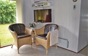 2 Stühle und ein TV im Wohnzimmer in der Unterkunft Holiday Home Støvlen in Hemmet