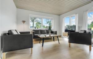 uma sala de estar com cadeiras pretas e uma mesa em Gorgeous Apartment In Slagelse With Kitchen em Slagelse