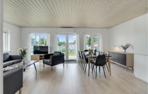 uma sala de estar com mesa e cadeiras em Gorgeous Apartment In Slagelse With Kitchen em Slagelse
