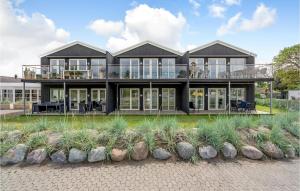 uma grande casa preta com portas e janelas de vidro em Gorgeous Apartment In Slagelse With Kitchen em Slagelse