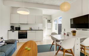 Kuchyň nebo kuchyňský kout v ubytování Nice Apartment In Nexø With Wifi