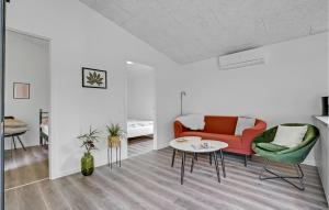 Ruang duduk di Amazing Home In Spøttrup With Wifi