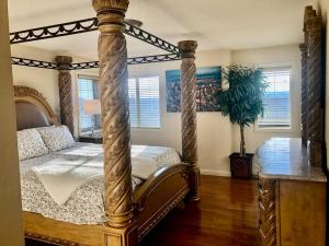 sypialnia z łóżkiem z baldachimem w pokoju w obiekcie 2500 sq house in Springbank Hill BL 261818 w mieście Calgary