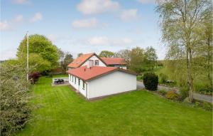 an aerial view of a house with a yard at Gorgeous Home In Rdekro With House A Panoramic View in Rødekro