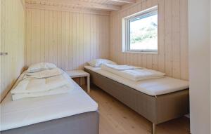 2 Betten in einem kleinen Zimmer mit Fenster in der Unterkunft 3 Bedroom Nice Home In Kalundborg in Kalundborg