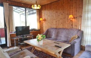 Oksbølにある3 Bedroom Gorgeous Home In Oksblのリビングルーム(ソファ、コーヒーテーブル付)