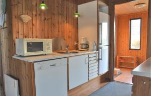 Oksbølにある3 Bedroom Gorgeous Home In Oksblのキッチン(白い冷蔵庫、電子レンジ付)