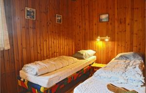 Oksbølにある3 Bedroom Gorgeous Home In Oksblのベッド2台 木製の壁の部屋