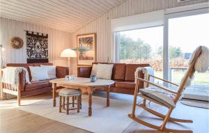 En sittgrupp på Nice Home In Blvand With 3 Bedrooms, Sauna And Wifi