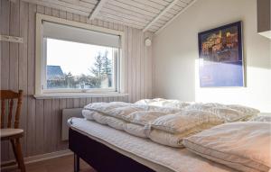 ブラーバンドにあるNice Home In Blvand With 3 Bedrooms, Sauna And Wifiのベッドルーム1室(大型ベッド1台、窓付)