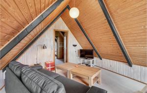Posezení v ubytování Cozy Home In Humble With Sauna