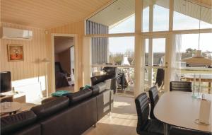 un soggiorno con divano e tavolo di Nice Home In Faaborg With Wifi a Bøjden
