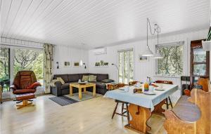 Lønne HedeにあるAwesome Home In Nrre Nebel With 2 Bedrooms And Wifiのリビングルーム(テーブル、ソファ付)