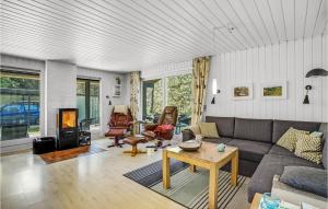 Lønne HedeにあるAwesome Home In Nrre Nebel With 2 Bedrooms And Wifiのリビングルーム(ソファ、テーブル付)