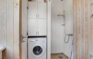 GrønhøjにあるPyntenのバスルーム(シャワー付)の洗濯機と乾燥機が備わります。