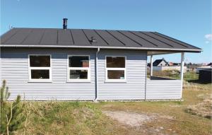 une maison blanche avec un toit noir dans l'établissement Awesome Home In Nrre Nebel With Wifi, à Nymindegab