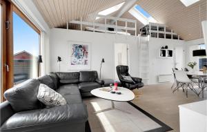 salon z czarną skórzaną kanapą i stołem w obiekcie Amazing Home In Rm With House A Panoramic View w mieście Bolilmark