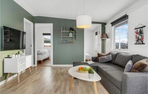 un soggiorno con un divano e un tavolo di Beautiful Home In Hejls With Wifi a Hejls