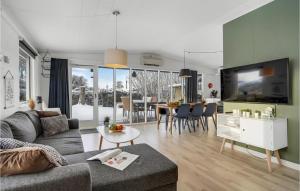 un soggiorno con divano e sala da pranzo di Beautiful Home In Hejls With Wifi a Hejls