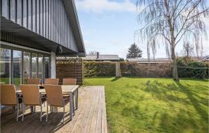 una terrazza in legno con tavolo e sedie in cortile di Beautiful Home In Hejls With Wifi a Hejls Altre 13 foto
