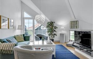 ボーゲンセにあるAmazing Apartment In Bogense With 3 Bedrooms, Sauna And Wifiのリビングルーム(ソファ、テーブル付)