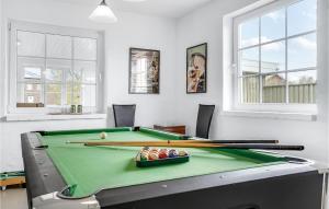 Bønnerup Strand的住宿－Cozy Home In Glesborg With Kitchen，一间设有台球桌、球和 ⁇ 蝠的房间