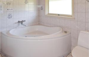 Ένα μπάνιο στο Holiday Home Mågevej Humble Iii