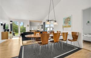 ein Esszimmer und ein Wohnzimmer mit einem Tisch und Stühlen in der Unterkunft Amazing Home In Brovst With Kitchen in Brovst