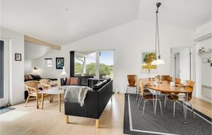 ein Wohnzimmer mit einem Sofa und einem Tisch in der Unterkunft Amazing Home In Brovst With Kitchen in Brovst