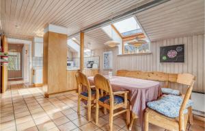 BolilmarkにあるNice Home In Rm With 4 Bedrooms, Sauna And Wifiのダイニングルーム(テーブル、椅子付)