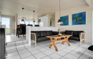 - un salon avec un canapé et une table dans l'établissement Stunning Home In Ebeltoft With Kitchen, à Ebeltoft