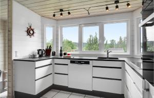 Η κουζίνα ή μικρή κουζίνα στο Stunning Home In Ebeltoft With Kitchen +25 φωτογραφίες