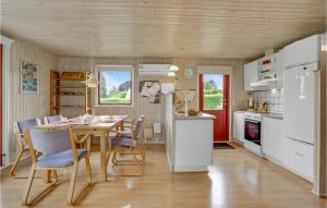 Η κουζίνα ή μικρή κουζίνα στο Holiday Home Poppelvænget Hejls Ix