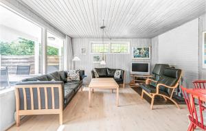 Vester SømarkenにあるAwesome Home In Aakirkeby With Wifiのリビングルーム(ソファ、テーブル付)