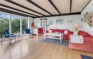 ArnagerにあるBeautiful Home In Rnne With Wifiのリビングルーム(赤いソファ、椅子付)