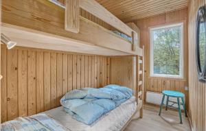 BolilmarkにあるGorgeous Home In Rm With Kitchenの木造キャビン内の二段ベッド付きのベッドルーム1室を利用します。