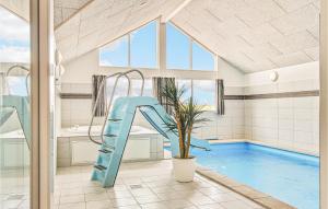 baño con piscina y tobogán de agua en Cozy Home In Bogense With Sauna, en Bogense
