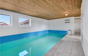una piscina con techo de madera en Lovely Home In Vejers Strand With Kitchen, en Vejers Strand