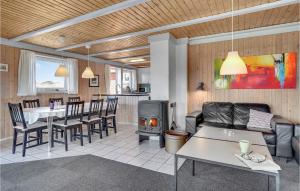 sala de estar con sofá, mesa y fogones en Lovely Home In Vejers Strand With Kitchen, en Vejers Strand