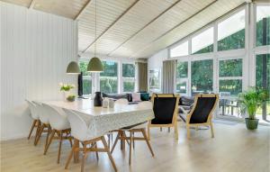 ein Esszimmer mit einem Tisch und Stühlen in der Unterkunft Cozy Home In Gilleleje With Indoor Swimming Pool in Gilleleje