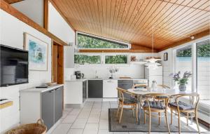 cocina con mesa y sillas en una habitación en Nice Home In Aakirkeby With Wifi, en Vester Sømarken